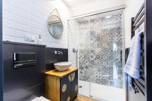 a bathroom with a sink and a shower at Turbacz- Apartament na Leśnej 10 in Bukowina Tatrzańska