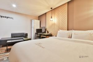 Gracias Hotel Gimhae客房内的一张或多张床位