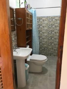 un bagno con un water e un lavandino di Neptune Diving Resort Moalboal a Moalboal