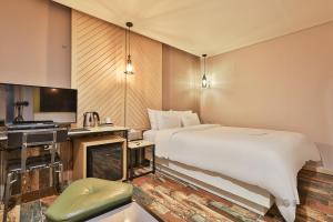 Gracias Hotel Gimhae的电视和/或娱乐中心