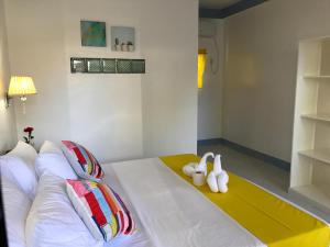 Letto o letti in una camera di Neptune Diving Resort Moalboal