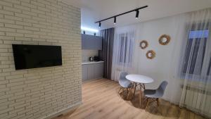 Jenis III في كوكشيتو: غرفة معيشة مع تلفزيون وطاولة وكراسي