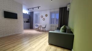 科克舍陶的住宿－Jenis III，带沙发的客厅和用餐室