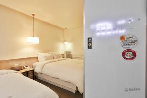 Gracias Hotel Gimhae客房内的一张或多张床位
