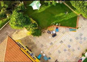 an overhead view of a park with a food stand at Appartamento in villa al mare in Siracusa