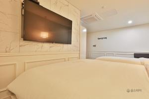 Gracias Hotel Gimhae客房内的一张或多张床位