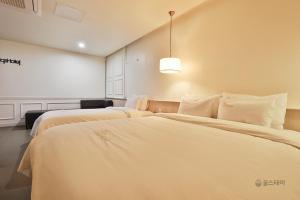 Gracias Hotel Gimhae客房内的一张或多张床位