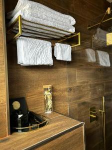 een kamer met een bureau en handdoeken aan de muur bij מלון בוטיק H34 in Nahariyya