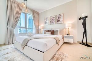 Postel nebo postele na pokoji v ubytování Glamorous 1BR at Residences 5 Downtown Dubai by Deluxe Holiday Homes + 37 fotografií
