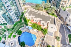 Bazén v ubytování Glamorous 1BR at Residences 5 Downtown Dubai by Deluxe Holiday Homes nebo v jeho okolí