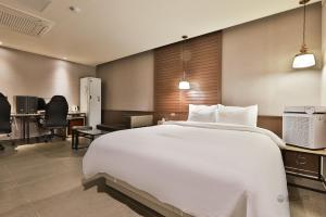 Gracias Hotel Gimhae客房内的一张或多张床位