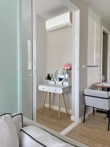 een woonkamer met een kaptafel en een spiegel bij Diamond Resort by I Am Home in Bang Tao Beach