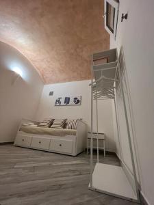 ein Schlafzimmer mit einem Bett und einer Leiter in einem Zimmer in der Unterkunft I SASSI BLU in Riomaggiore