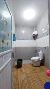 y baño pequeño con aseo y ducha. en Dafaira holidayhome batu, en Tlekung