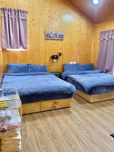 Łóżko lub łóżka w pokoju w obiekcie Temu 鐵木蘭農場