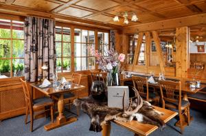 Hirschen Guesthouse - Village Hotel餐厅或其他用餐的地方
