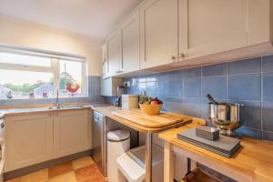 Glastonbury, large House Stunning views 2 to 5 bedrooms, 3 receptions turn into bedrooms的厨房或小厨房