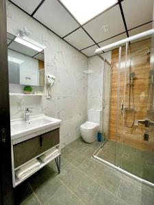 Ванная комната в Alpha Plaza Hotel & SPA