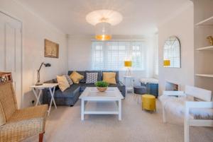 Glastonbury, large House Stunning views 2 to 5 bedrooms, 3 receptions turn into bedrooms的休息区