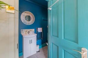 Glastonbury, large House Stunning views 2 to 5 bedrooms, 3 receptions turn into bedrooms的一间浴室