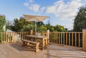 Glastonbury, large House Stunning views 2 to 5 bedrooms, 3 receptions turn into bedrooms的阳台或露台