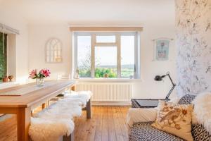 Glastonbury, large House Stunning views 2 to 5 bedrooms, 3 receptions turn into bedrooms的休息区