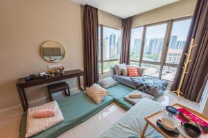 Dorsett Residences Sri Hartamas [5 Star Suites] في كوالالمبور: غرفة معيشة مع أريكة ونافذة كبيرة