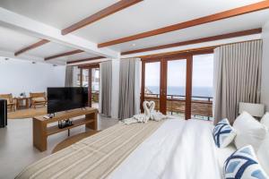 TV a/nebo společenská místnost v ubytování The AVA Resort Koh Tao