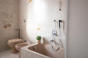 Kúpeľňa v ubytovaní IseoLakeRental - Appartamento Livio + 8 fotografií