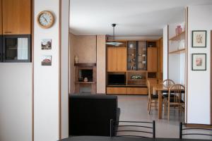 Televízia a/alebo spoločenská miestnosť v ubytovaní IseoLakeRental - Appartamento Livio