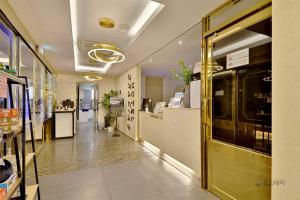 金海市Gracias Hotel Gimhae的金门店走廊