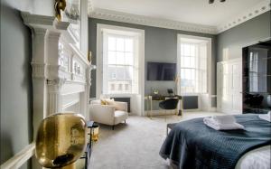 een slaapkamer met een bed en een stoel erin bij The York Place Residence in Edinburgh