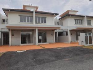 a large white house with a lot of windows at Khaleesi Afamosa Residency Homestay in Kampong Alor Gajah