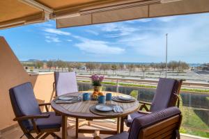 Balkón alebo terasa v ubytovaní Port Pals, precioso apartamento con vista al mar y piscina