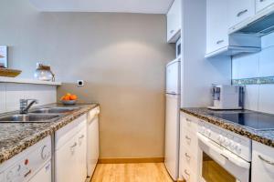 Kuchyňa alebo kuchynka v ubytovaní Port Pals, precioso apartamento con vista al mar y piscina