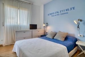 Posteľ alebo postele v izbe v ubytovaní Port Pals, precioso apartamento con vista al mar y piscina