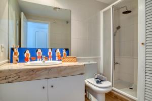 Kúpeľňa v ubytovaní Port Pals, precioso apartamento con vista al mar y piscina