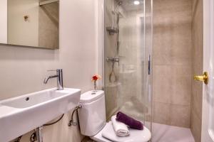 Kúpeľňa v ubytovaní Port Pals, precioso apartamento con vista al mar y piscina