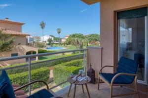 Bazén v ubytovaní Port Pals, precioso apartamento con vista al mar y piscina alebo v jeho blízkosti