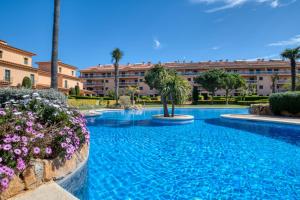 Bazén v ubytovaní Port Pals, precioso apartamento con vista al mar y piscina alebo v jeho blízkosti