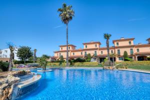 Bazén v ubytovaní Port Pals, precioso apartamento con vista al mar y piscina alebo v jeho blízkosti
