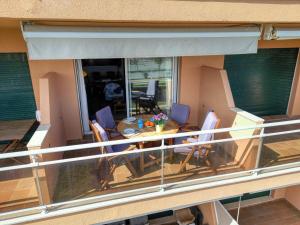 Posedenie v ubytovaní Port Pals, precioso apartamento con vista al mar y piscina