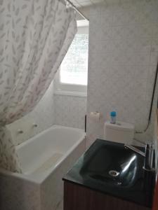 阿利坎特的住宿－Verano，带浴缸、水槽和淋浴帘的浴室