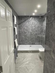 een badkamer met een bad en een toilet bij The York Place Residence in Edinburgh