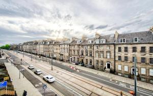 een straat met gebouwen en auto's op de weg bij The York Place Residence in Edinburgh