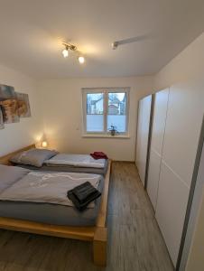 a bedroom with a bed and a window at Ferienwohnung Am Kleinen Haff in Garz-Usedom