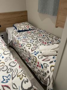 Postel nebo postele na pokoji v ubytování Mobil-Home Neuf - 4 pers tout confort -Ajaccio