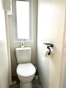 Kúpeľňa v ubytovaní Mobil-Home Neuf - 4 pers tout confort -Ajaccio