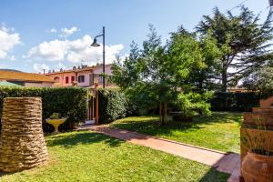 een huis met een tuin met een tuin sidx sidx sidx bij Palmiro in Castiglione della Pescaia