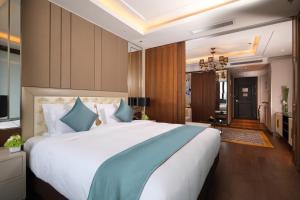 Rúm í herbergi á Rocase Boutique Hotel Wuxi